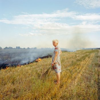 Été 2023. Ukraine. Des agriculteurs ukrainiens tentent d’éteindre les incendies provoqués par les débris d’un missile russe abattu au-dessus de la région de Mykolaïv.

Summer 2023. Ukraine. Ukrainian farmers try to put out fires caused by debris from a Russian missile that fell over the Mykolaiv region.